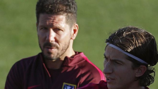 Simeone mirando a Filipe Luís durante un entrenamiento con el Atlético Simeone mirando a Filipe Luís durante un entrenamiento con el Atlético