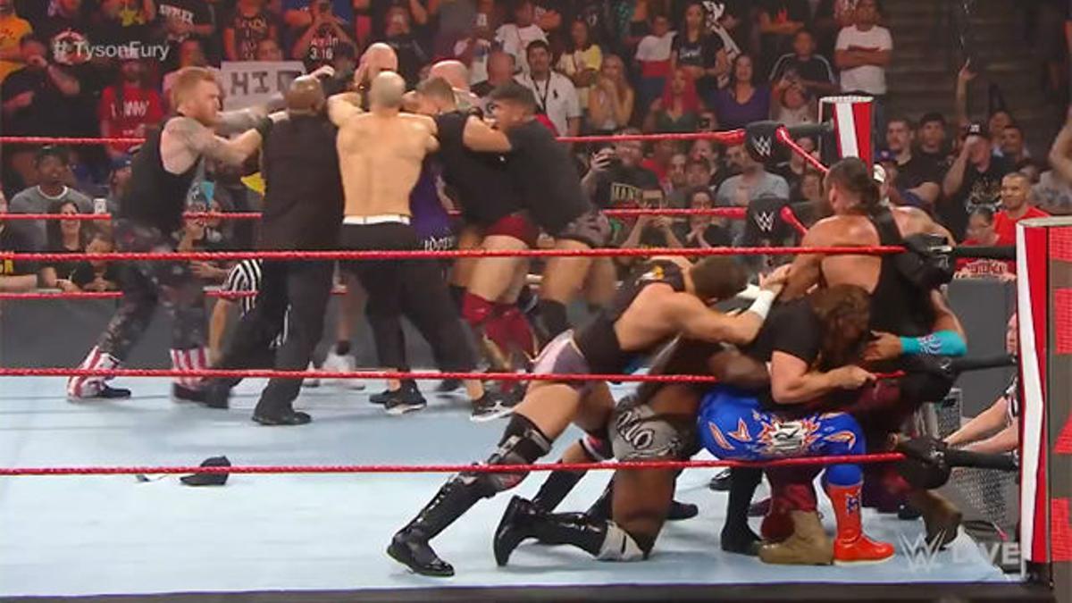 Brutal pelea la WWE: ni 15 pueden parar a Tyson Fury y