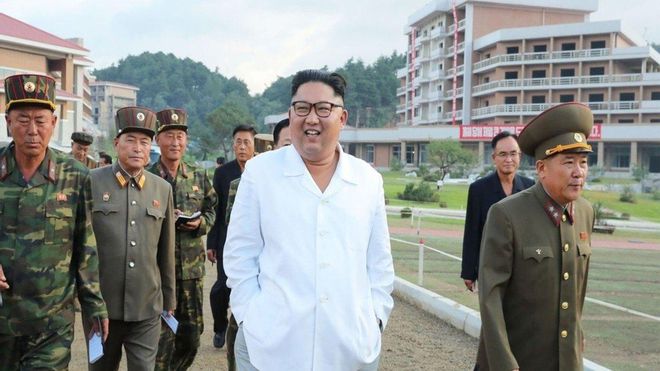 Kim Jong-Un pasea con un look veraniego por su nueva ciudad Kim Jong-Un pasea con un look veraniego por su nueva ciudad
