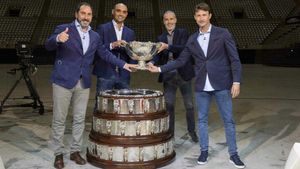 Los cuatro protagonistas posan con la ensaladera Los cuatro protagonistas posan con la ensaladera