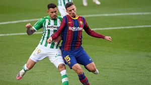 Sanabria pelea un balón con Lenglet Sanabria pelea un balón con Lenglet