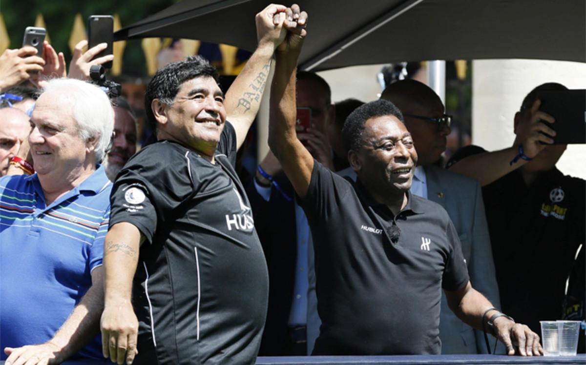 Maradona y Pelé han coincidido este jueves en París en un acto promocional y el argentino ha hablado de Leo Messi