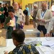 Votantes en el Colegio Enrique Alonso de Avilés.