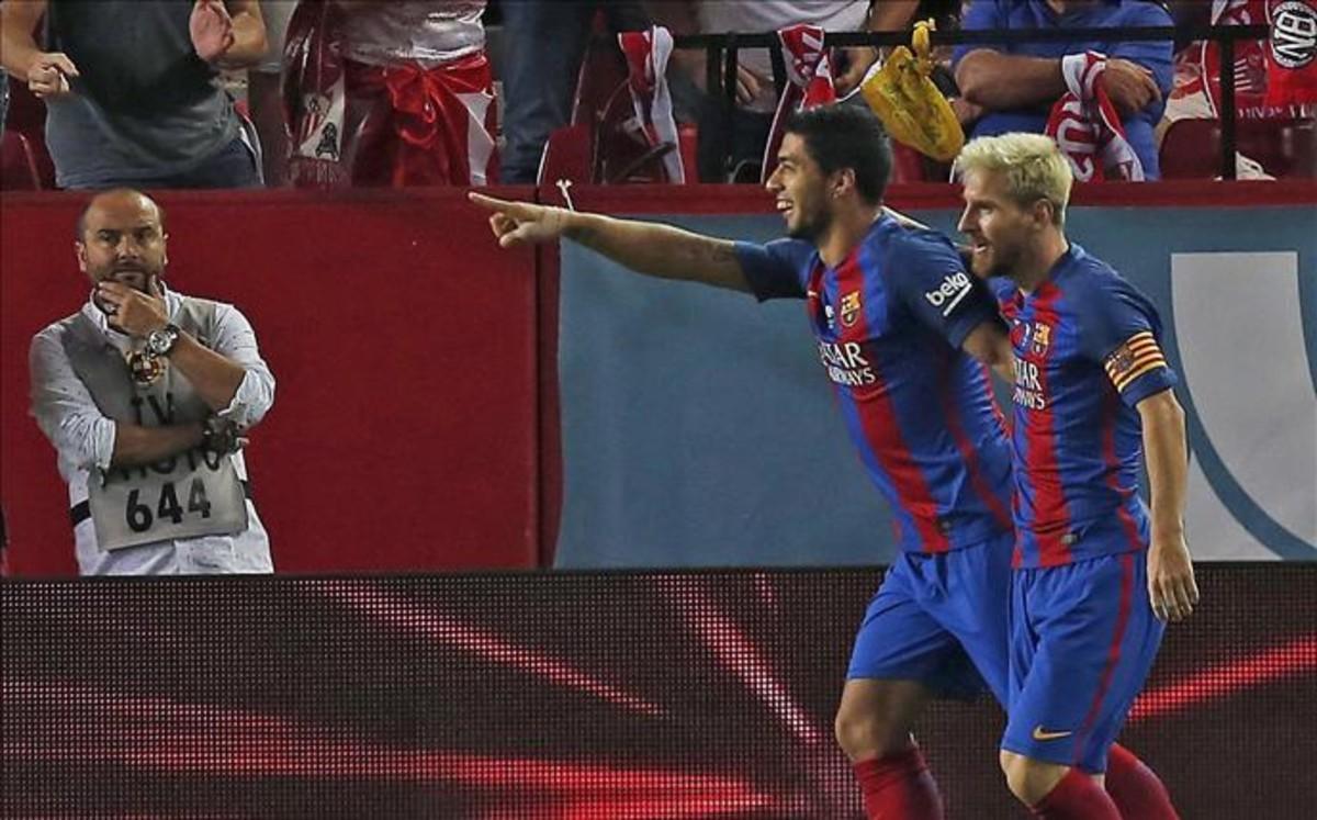 Suárez y Messi buscarán el primer título de la temporada ante el Sevilla