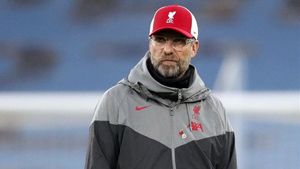 El entrenador del Liverpool, Juergen Klopp, observa a sus jugadores antes del partido de fútbol de la Premier League inglesa entre Manchester City y Liverpool FC en Manchester El entrenador del Liverpool, Juergen Klopp, observa a sus jugadores antes del partido de fútbol de la Premier League inglesa entre Manchester City y Liverpool FC en Manchester