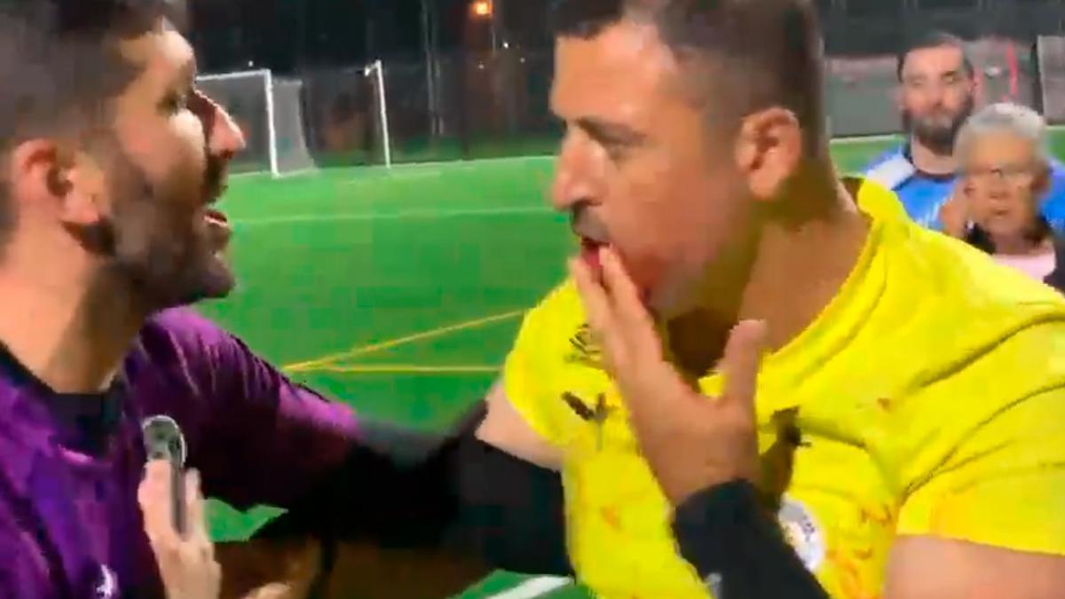 ¡Tremendo!  Un futbolista que estaba sancionado por romperse la mandibula al line