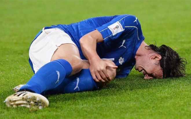 Montolivo cayó gravemente lesionado ante España Montolivo cayó gravemente lesionado ante España