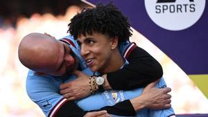 Guardiola abraza a Rico Lewis en la celebración del título de la Premier