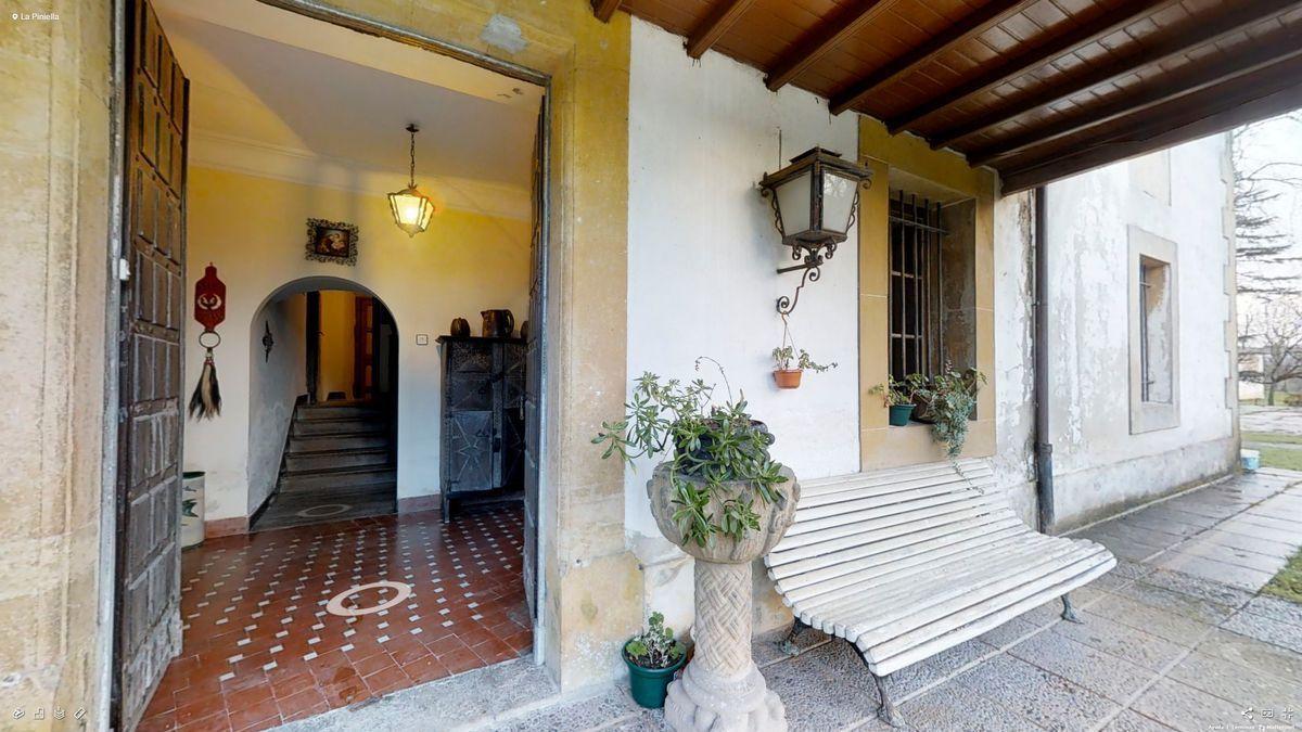 Imagen de la entrada a la vivienda de La Piniella, en San Cucao (Llanera).