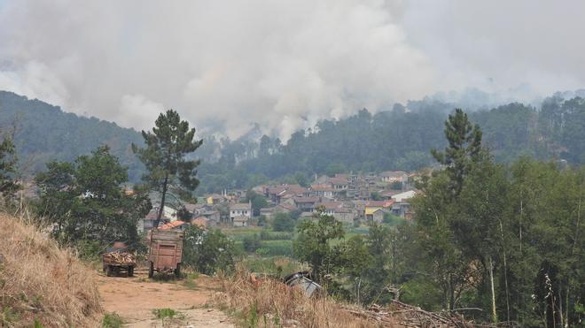 Activos cuatro incendios en la zona cero de la ola de calor en Galicia