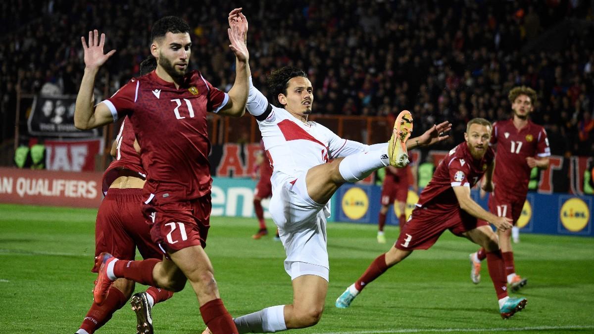 Enes Ünal, durante el partido contra Armenia