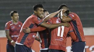 El jugador del Wilstermann Alejandro Meleán (es felicitado por sus compañeros luego de anotar contra Oriente Petrolero El jugador del Wilstermann Alejandro Meleán (es felicitado por sus compañeros luego de anotar contra Oriente Petrolero