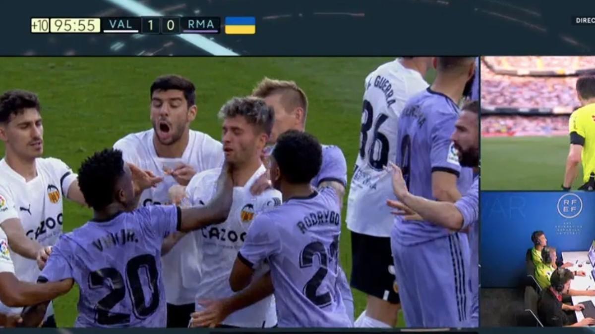 Valencia – Real Madrid |  Vinicius sees a straight red card for aggression and ‘manages’ Valencia to Segona!
