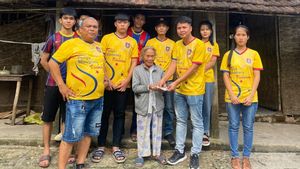 Miembros de la PB Ha Noi repartiendo ayuda entre los afectados por las inundaciones Miembros de la PB Ha Noi repartiendo ayuda entre los afectados por las inundaciones