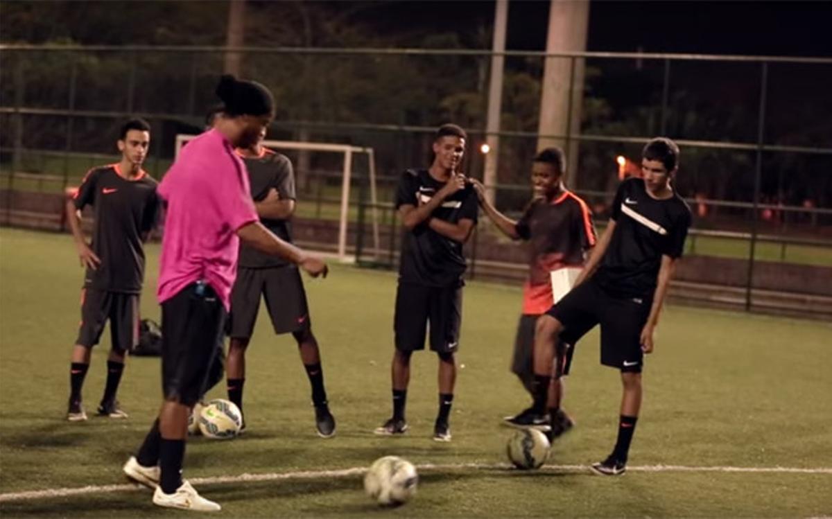 árbitro aeropuerto Tropezón Nike rememora la etapa de Ronaldinho en el Barça