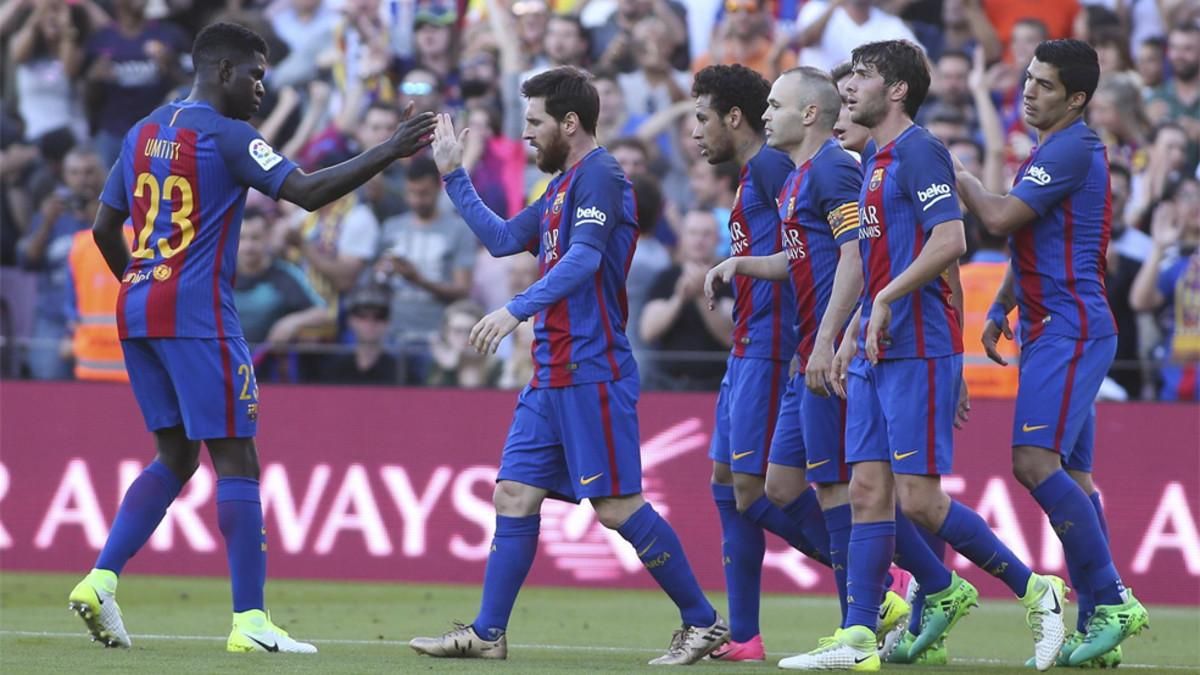 Umtiti felicita a Messi tras uno de sus goles en el Barça-Villarreal Umtiti felicita a Messi tras uno de sus goles en el Barça-Villarreal