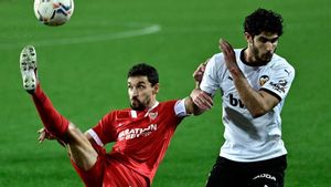 Navas despeja de forma acrobática ante la presencia de Guedes Navas despeja de forma acrobática ante la presencia de Guedes
