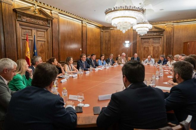 Feijóo se compromete con las víctimas del terrorismo a derogar la ley de memoria