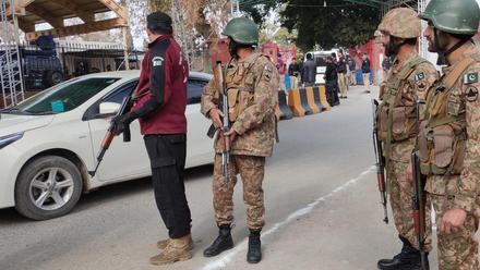 Aumentan a 17 los muertos y 90 los heridos en ataque suicida en Pakistán