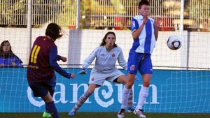 María José Pons, en un derbi femenino María José Pons, en un derbi femenino