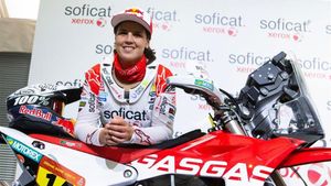 Laia Sanz posa con su moto antes del Dakar Laia Sanz posa con su moto antes del Dakar
