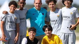 Sergi Barjuan con jóvenes de las Barça Academy