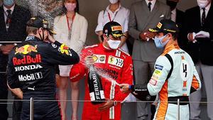 Sainz, en el podio de Mónaco, con Verstappen y Norris