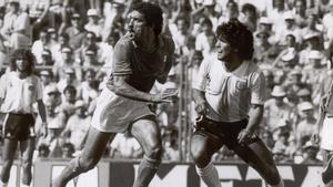 Diego Armando Maradona sufrió un marcaje individual implacable y exhaustivo en el Italia-Argentina que pasó también a la historia del fútbol