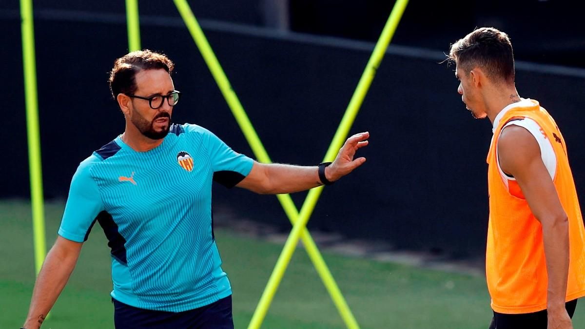 José Bordalás, durante un entrenamiento con el Valencia José Bordalás, durante un entrenamiento con el Valencia