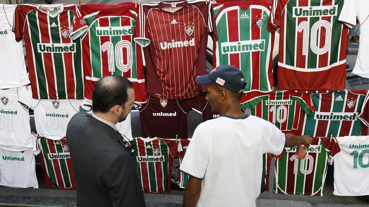 Un vendedor ambulante vende camisetas del Fluminense en Río de Janeiro