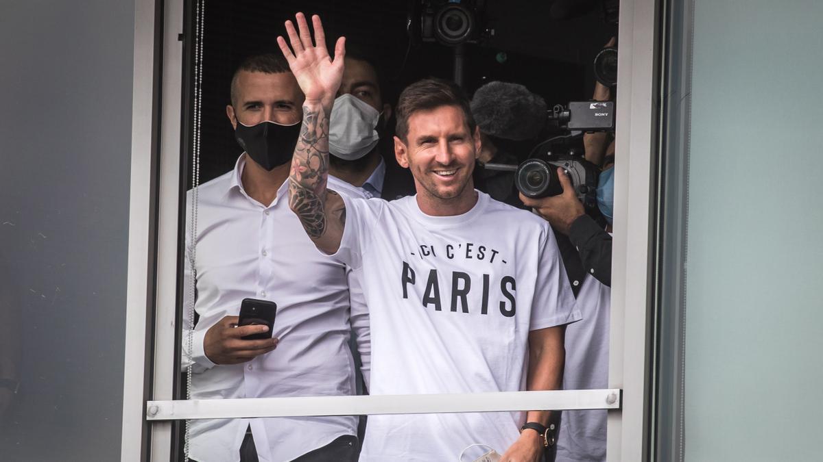 Messi saludando a los aficionados parisinos