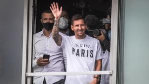 Messi saludando a los aficionados parisinos