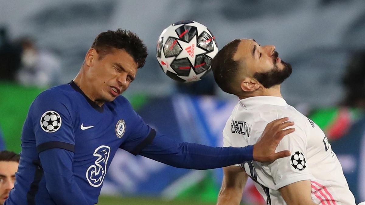 Thiago SIlva y Benzema disputan un balón aéreo Thiago SIlva y Benzema disputan un balón aéreo