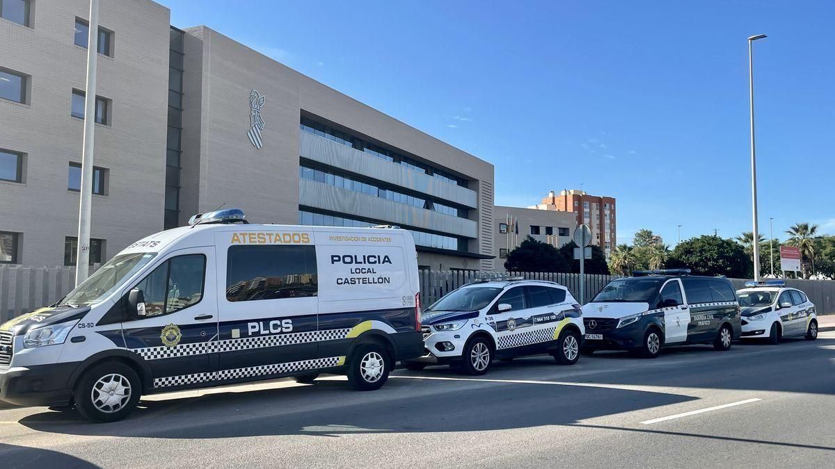 Vehículos policiales, apostados a las puertas de la Ciudad de la Justicia de Castellón. Vehículos policiales, apostados a las puertas de la Ciudad de la Justicia de Castellón.