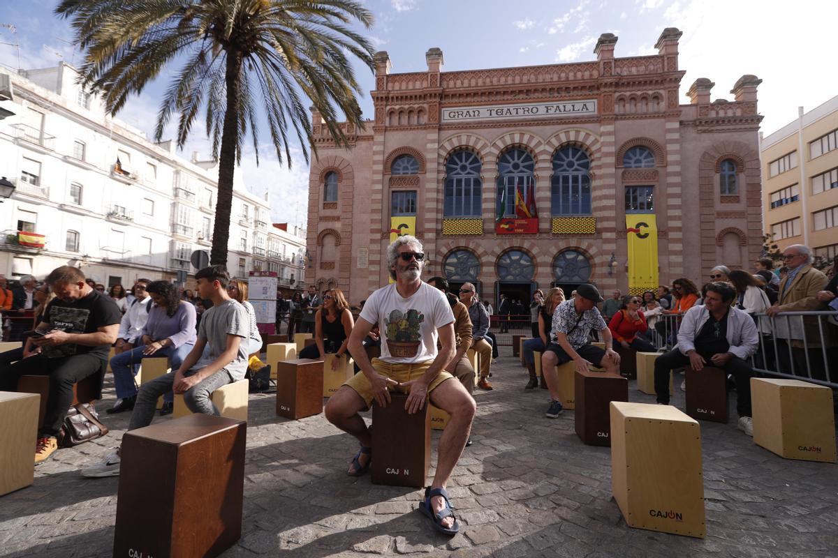 Un momento de la cajoneada flamenca organizada por el Ayuntamiento de Cádiz y el Instituto Cervantes.