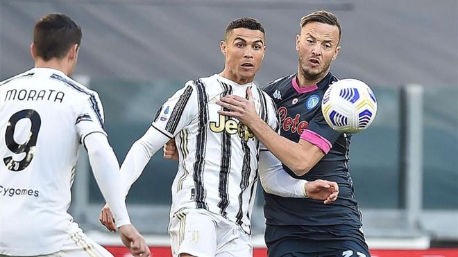 Cristiano Ronaldo, de la Juventus, y Amir Rrahmani, del Napoli, pugnan por un balón. Cristiano Ronaldo, de la Juventus, y Amir Rrahmani, del Napoli, pugnan por un balón.