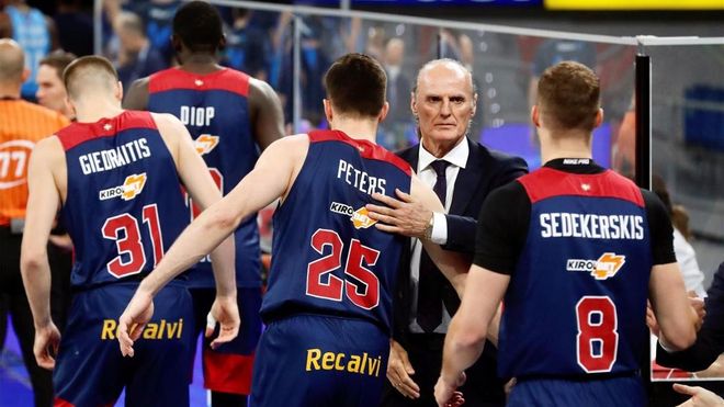 El entrenador del Baskonia, Dusko Ivanovic, saluda a sus jugadores durante un partido El entrenador del Baskonia, Dusko Ivanovic, saluda a sus jugadores durante un partido