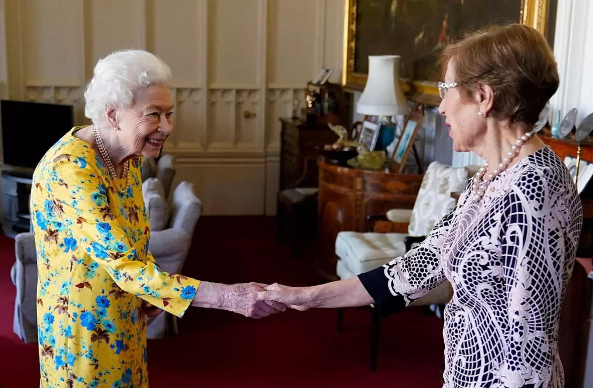 La reina Isabel II cambia su peinado y revoluciona las redes sociales