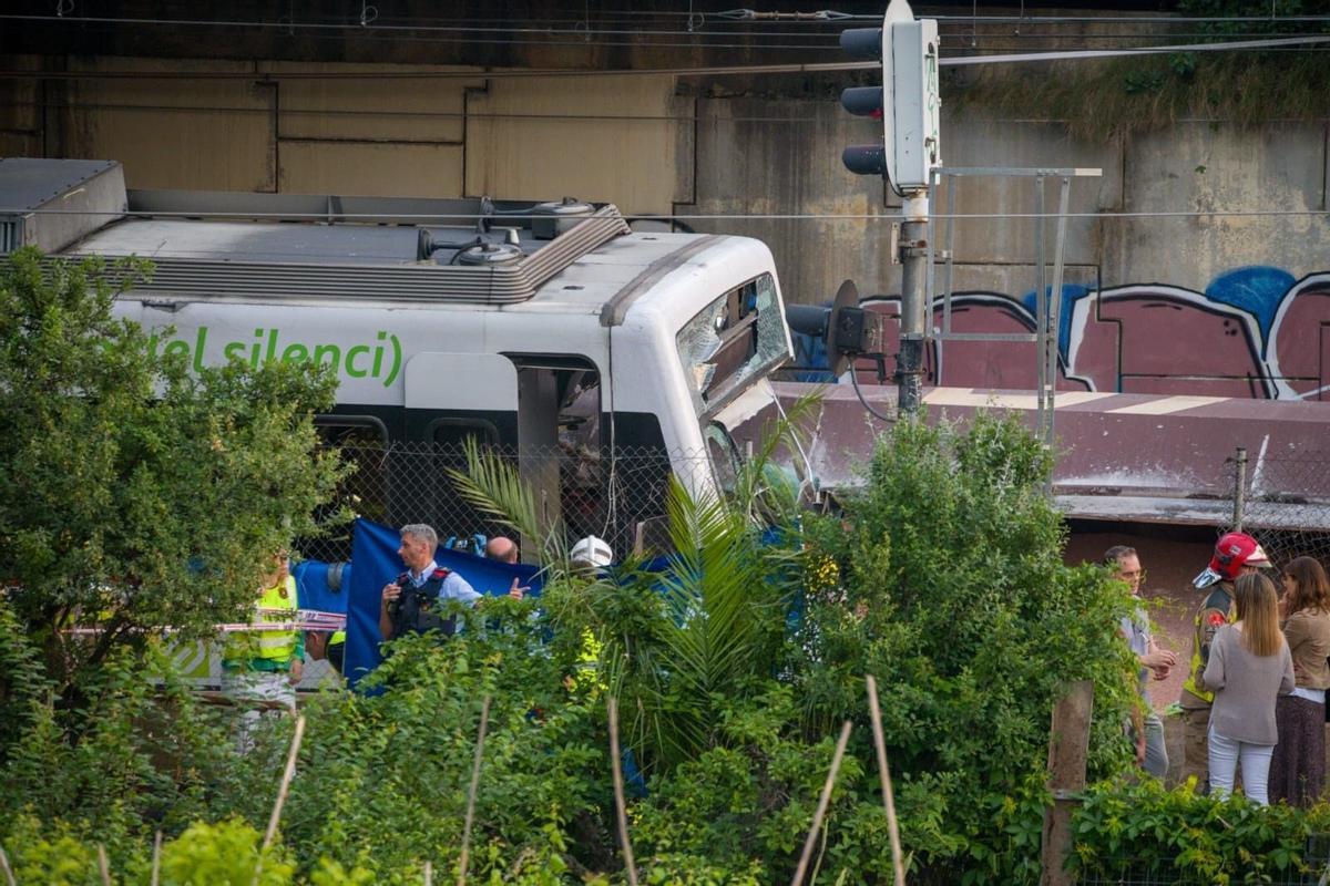Muere un maquinista en el choque de dos trenes en Barcelona