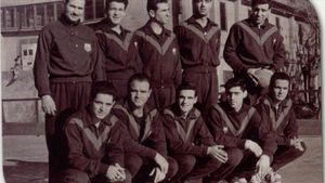 Miracle, el primero por la derecha de pie, fue un gran jugador de balonmano Miracle, el primero por la derecha de pie, fue un gran jugador de balonmano