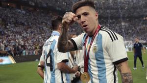Enzo Fernández de Argentina reacciona hoy, tras ser campeones del mundo en la final del Mundial de Fútbol Qatar 2022 entre Argentina y Francia en el estadio de Lusail.