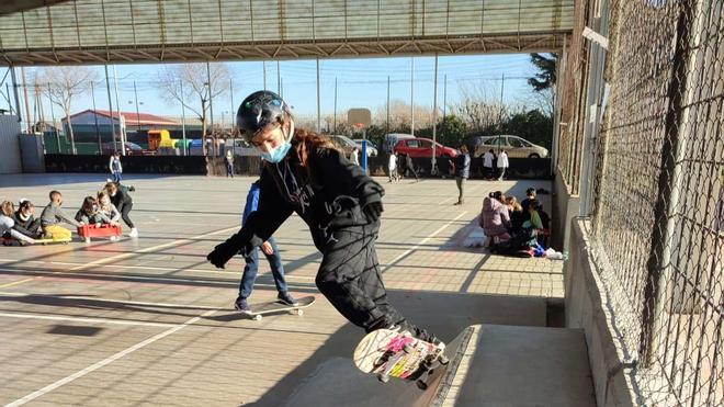 El primer skatepark en el patio de una escuela