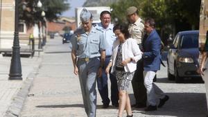 El general director de la Academia General Militar de Zaragoza, Manuel Pérez López, junto a la ministra de Defensa, Margarita Robles, este lunes por la mañana.