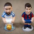 Figuras de Karim Benzema y Robert Lewandowski, delanteros de Real Madrid y Barcelona.