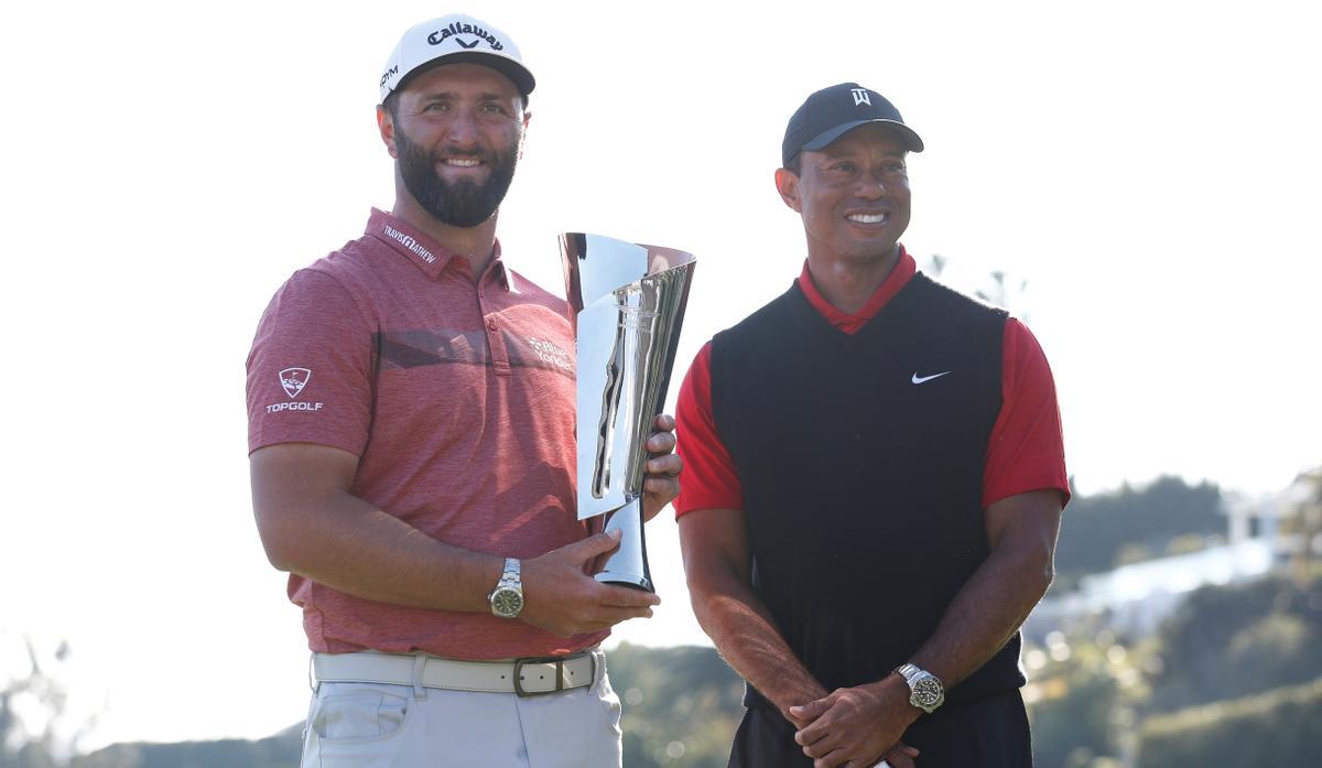 Jon Rahm recibio el título de campeón en el Génesis de manos de Tiger Woods