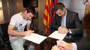 Leo Messi y Josep Maria Bartomeu, duranmte la firma de la renovación del argentino el 19 de mayo de 2014 Leo Messi y Josep Maria Bartomeu, duranmte la firma de la renovación del argentino el 19 de mayo de 2014