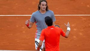 Tsitsipas saludando a Djokovic tras la final Tsitsipas saludando a Djokovic tras la final
