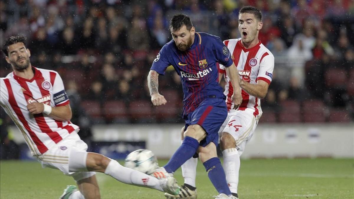 Leo Messi prueba el disparo ante el capitán de Olympiacos, Alberto Botía