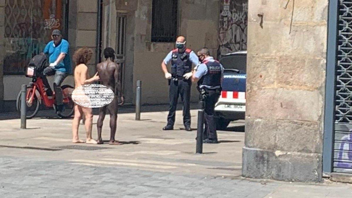 Detenido tras caminar desnudo junto a otra mujer en el barrio del Raval imagen