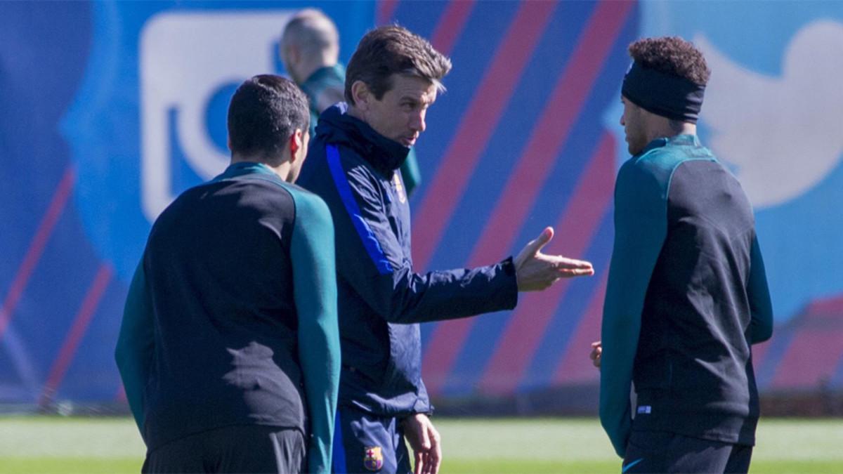 Neymar y Unzué hablan durante un entrenamiento del FC Barcelona
